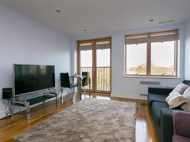 Albemarle Road Beckenham BR3 2 bed apartment to rent £1,900 pcm £438 pw