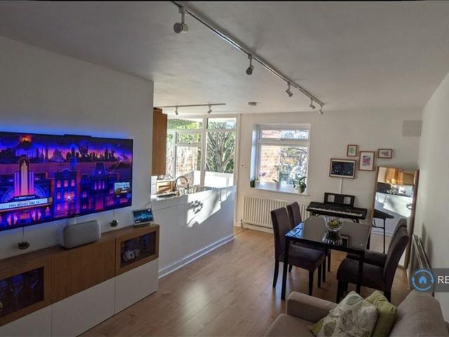 Albemarle Road, Beckenham, BR3 2 bed flat to rent £1,800 pcm £415 pw