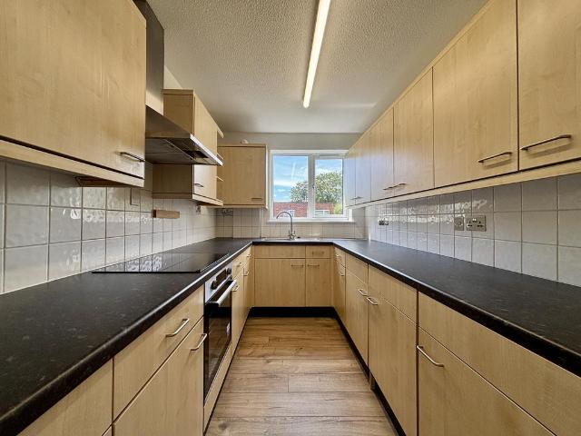 Albemarle Road, Beckenham, BR3 2 bed flat to rent £1,800 pcm £415 pw