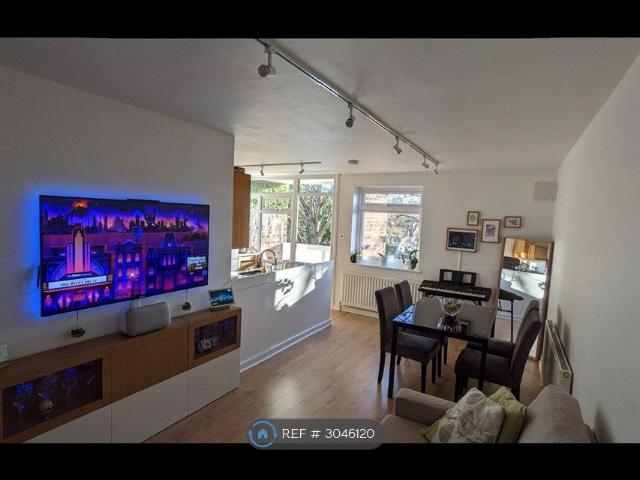 Albemarle Road, Beckenham BR3, 2 bed flat to rent, £1,800 pcm | PrimeLocation