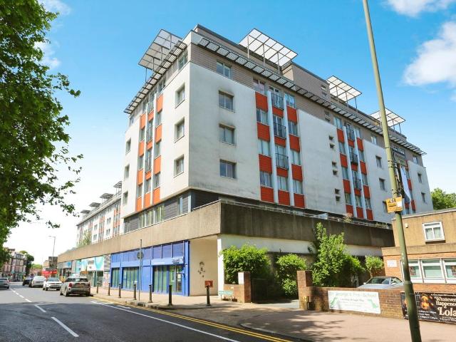 Albemarle Road, Beckenham BR3, 2 bed flat to rent, £2,000 pcm | PrimeLocation