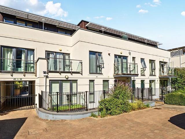 Albemarle Road Beckenham BR3 2 bed flat to rent £2,150 pcm £496 pw