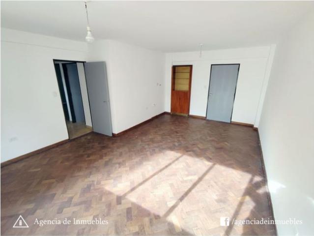 ALQUILA: Dpto Semipiso 2 Dormitorios + Hab. de Servicio / B° ALBERDI