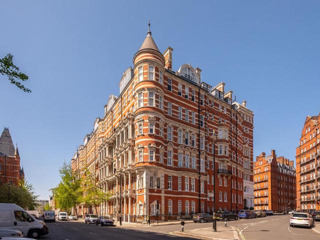 Albert Court, South Kensington. 4 bed flat to rent £13,000 pcm £3,000 pw