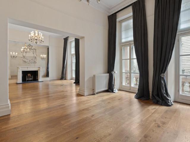 Albert Court, South Kensington, SW7 3 bed apartment to rent £12,567 pcm £2,900 pw