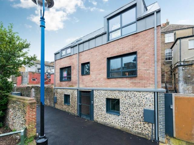 Albert Court, Ramsgate, CT11 3 bed semi detached house to rent £1,350 pcm £312 pw