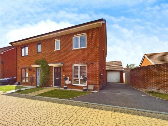 Albert Close, Spencers Wood, Reading. 3 bed semi detached house to rent £2,000 pcm £462 pw