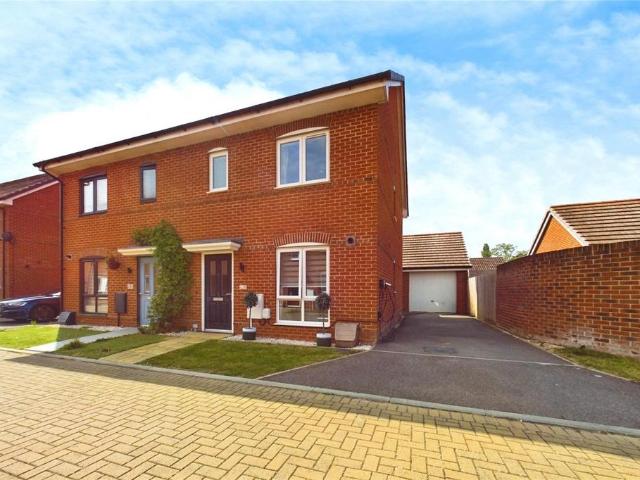 Albert Close, Reading RG7 3 bed semi detached house to rent £2,000 pcm £462 pw