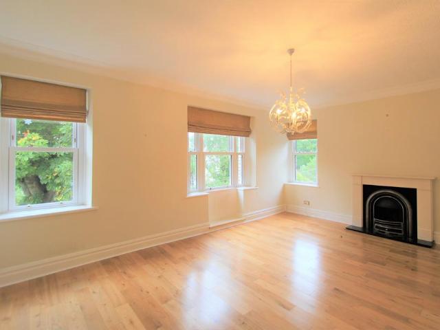 Albert Crescent, Penarth CF64 3 bed apartment to rent £1,500 pcm £346 pw