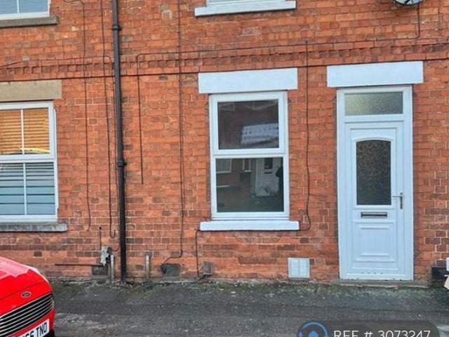 Albert Avenue, Balderton, Newark, NG24 2 bed terraced house to rent £875 pcm £202 pw