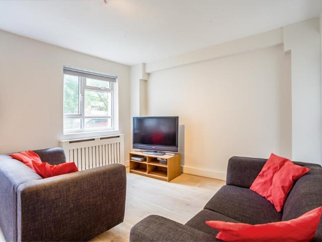 Albert Drive, London, SW19 2 bed flat to rent £2,400 pcm £554 pw