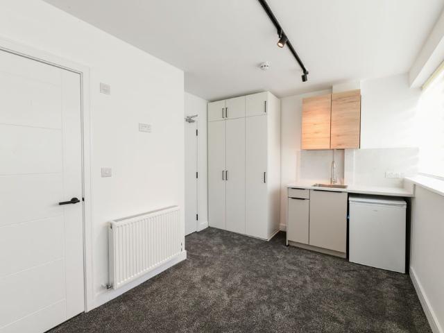 Albert Drive, Wimbledon SW19, Property to rent, £1,375 pcm | PrimeLocation