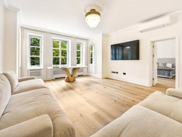 Albert Hall Mansions, Kensington. 3 bed apartment to rent £9,750 pcm £2,250 pw