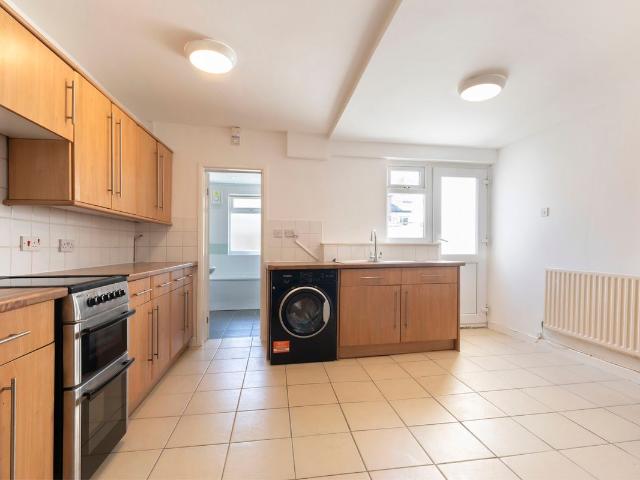 Albert Street GL50, 2 bed terraced house to rent, £1,300 pcm | PrimeLocation