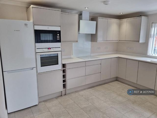 Albert Place, Bedford, MK45 4 bed bungalow to rent £2,100 pcm £485 pw