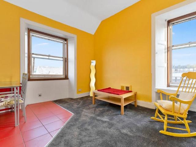 Albert Place, Edinburgh EH7, 3 bed flat to rent, £2,100 pcm | PrimeLocation
