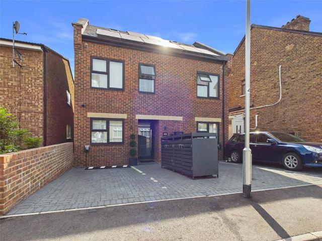 Albert Road, West Drayton UB7 2 bed apartment to rent £1,995 pcm £460 pw