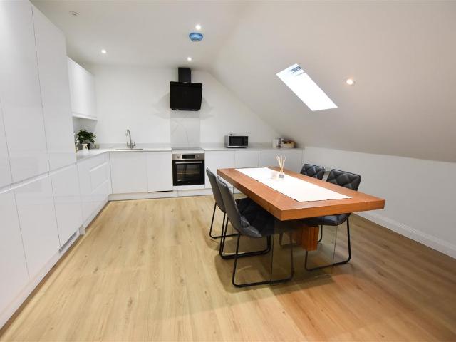 Albert Road, Yiewsley, West Drayton UB7, 2 bed flat to rent, £1,950 pcm | PrimeLocation