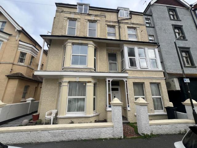 Albert Road, Bexhill on Sea, TN40 2 bed flat to rent £1,000 pcm £231 pw