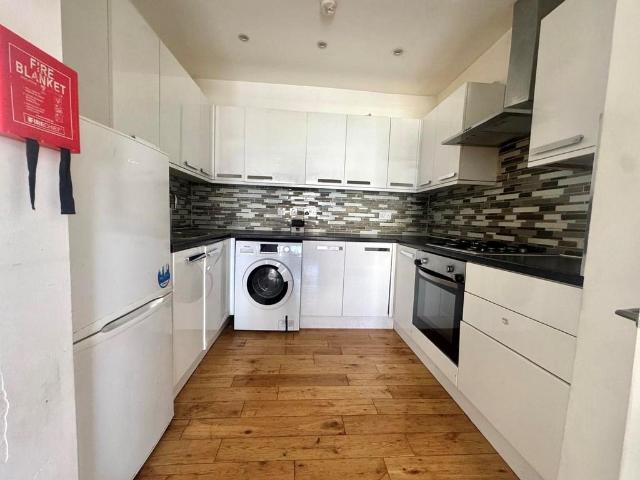 Albert Road, Orpington, BR5 3 bed flat to rent £1,750 pcm £404 pw