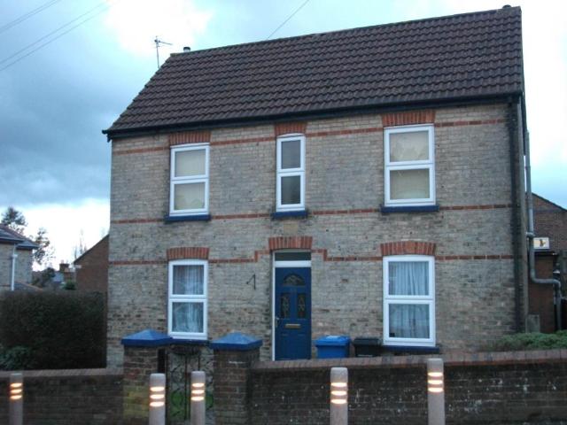 Albert Road, Parkstone, Poole, 3 bed detached house to rent £1,600 pcm £369 pw