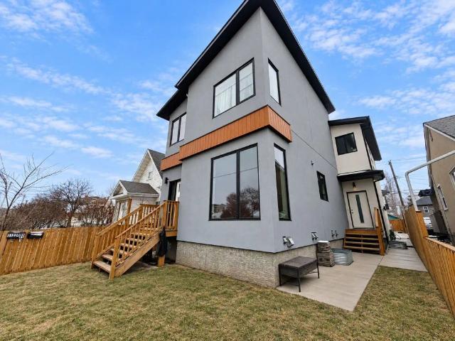 Alberta Avenue 3 Bed 2.5 Bath Townhouse with Garage NOW FOR RENT! — 3 Bedrooms Main Floor