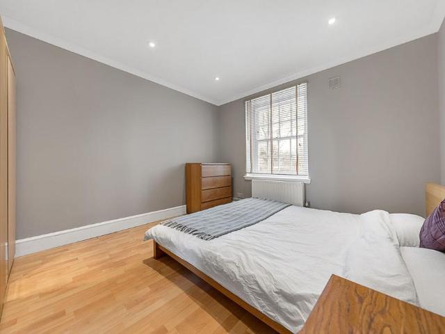 Albion Avenue, Clapham, London, SW8 2 bed flat to rent £2,400 pcm £554 pw
