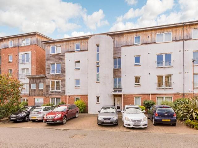 Albion Gardens, Easter Road, Leith 2 bed flat to rent £1,295 pcm £299 pw