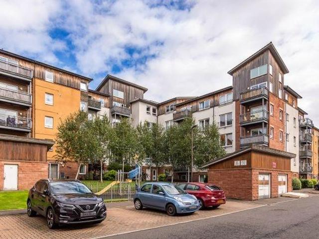 Albion Gardens, Edinburgh, EH7 5QL 2 bed flat to rent £1,395 pcm £322 pw