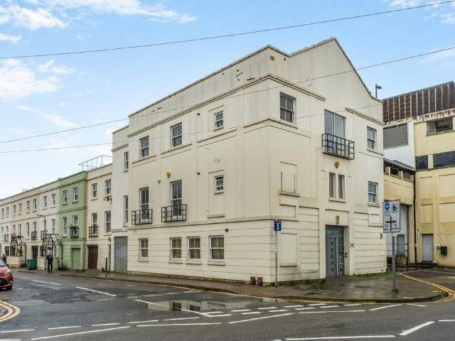 Albion Street Cheltenham GL52 2 bed flat to rent £1,350 pcm £312 pw