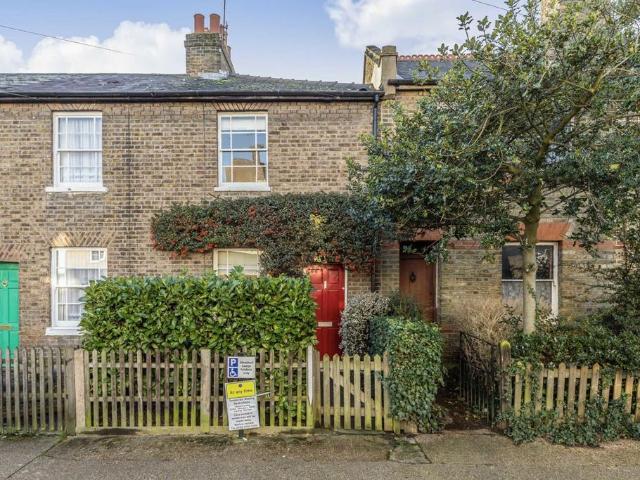 Albion Road, Twickenham TW2 2 bed terraced house to rent £2,300 pcm £531 pw