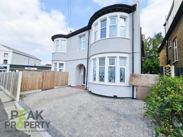 Albion Road, Westcliff On Sea SS0 3 bed flat to rent £1,400 pcm £323 pw