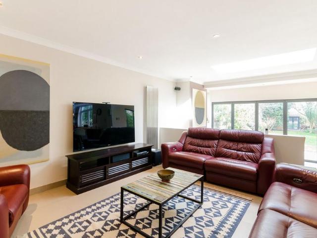 Albion Road, Coombe, Kingston upon. 5 bed detached house to rent £5,300 pcm £1,223 pw
