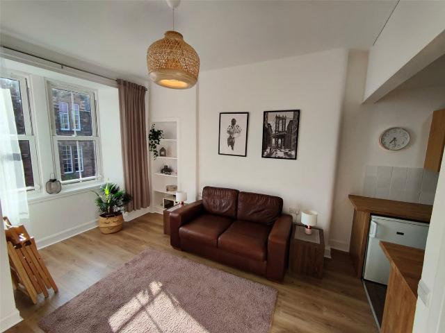Albion Road, Edinburgh EH7, 1 bed flat to rent, £1,165 pcm | PrimeLocation