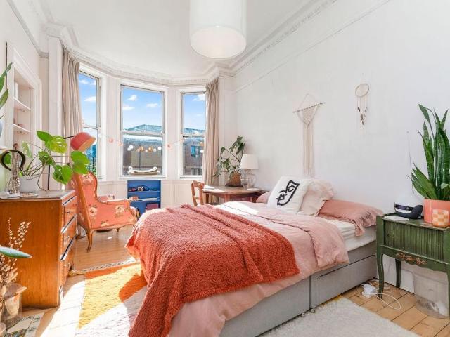 Albion Road, Edinburgh EH7, 1 bed flat to rent, £1,100 pcm | PrimeLocation