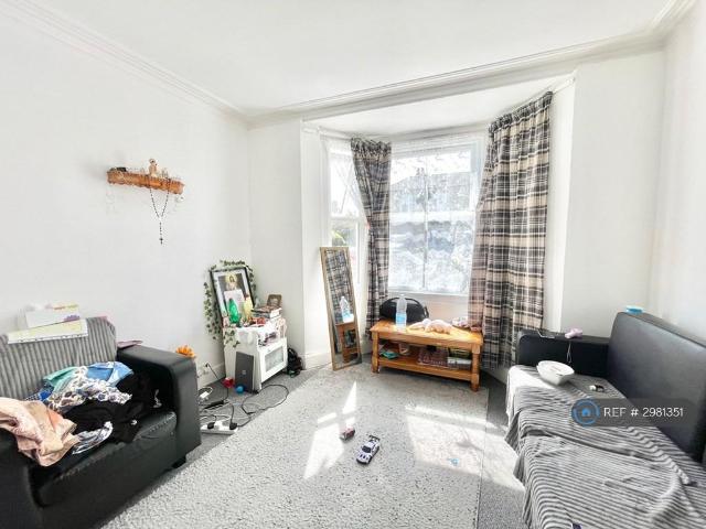 Albion Road, Hounslow, TW3 1 bed flat to rent £1,475 pcm £340 pw