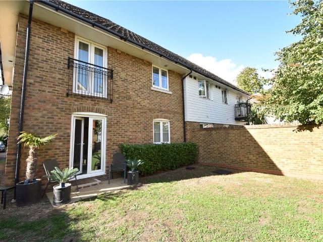 Albion Way, Edenbridge, Kent TN8, 2 bed flat to rent, £1,650 pcm | PrimeLocation