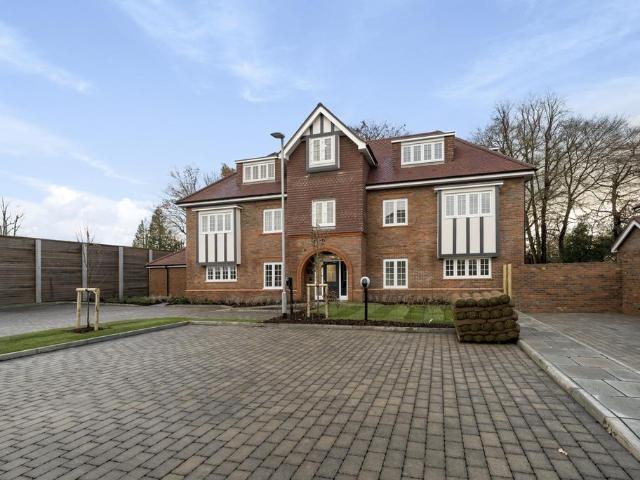 Albright Gardens, Walton On Thames, KT12 2 bed apartment to rent £2,100 pcm £485 pw