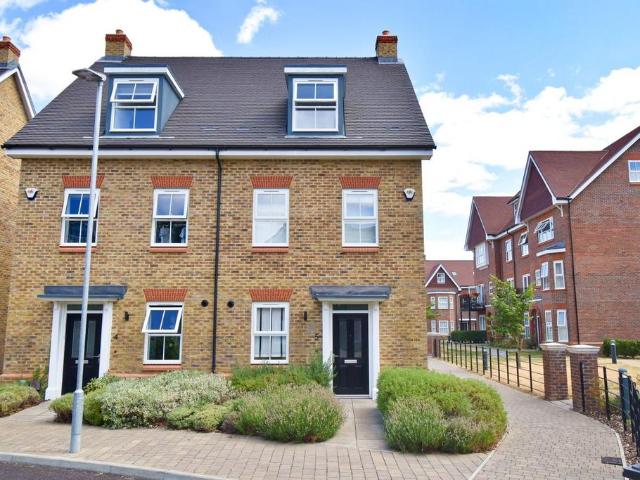 Albright Gardens, Walton on Thames, KT12 3 bed semi detached house to rent £3,750 pcm £865 pw