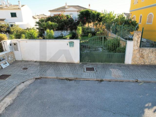 Alcantarilha: Lote para construção de moradia isolada T3 contemporânea, com cave e piscina