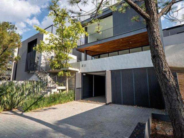 Alcázar Poniente, majestuosa residencia construida en 4 niveles con elevador y vistas panorámicas!