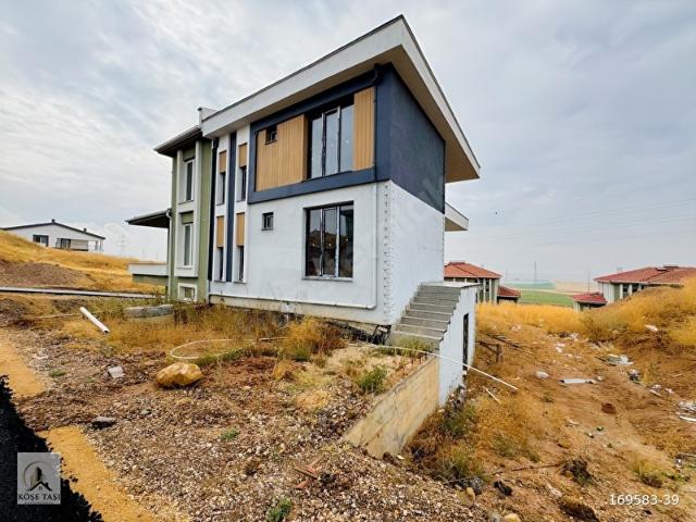 ALCI MAHALLESİNDE 380m ARSA ÜZERİNDE 3+2 YARI NATAMAM LÜX VİLLA
