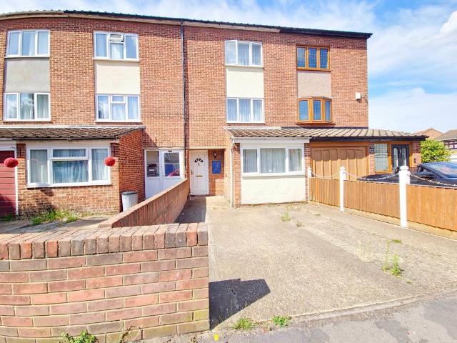 Aldwych Close, Hornchurch, Essex, RM12 4 bed terraced house to rent £2,400 pcm £554 pw
