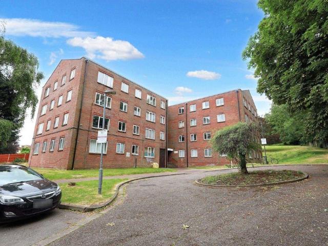 Aldwyck Court, Leighton Buzzard Road. 2 bed flat to rent £1,350 pcm £312 pw