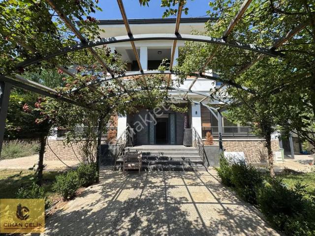 Aldın Aldın/810 M2 Arsa İçinde 9+1/450 M2 Net Kullanım