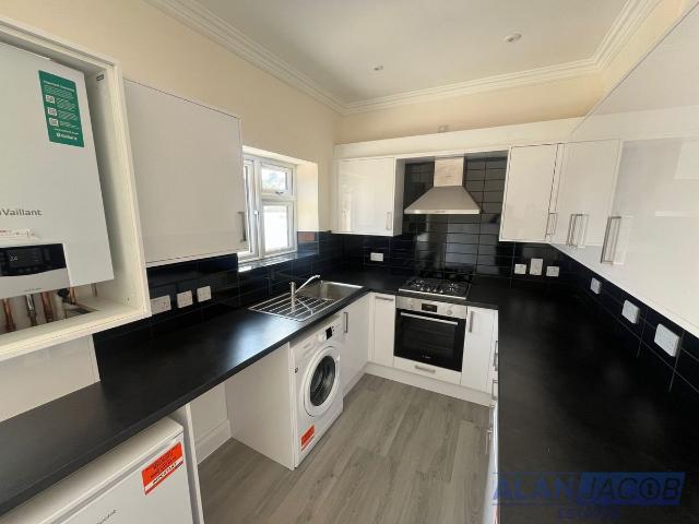 Aldborough Road South, Ilford, Essex IG3, 3 bed flat to rent, £2,600 pcm | PrimeLocation