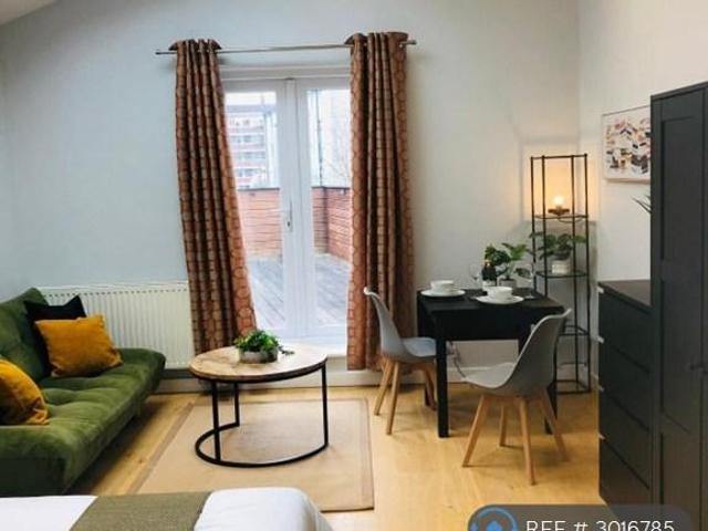 Aldbourne Road, London, W12 1 bed in a flat share to rent £1,800 pcm £415 pw
