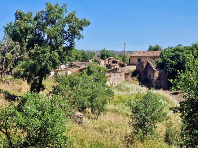 ALDEIA ANTIGA COMPOSTA POR 14 CASAS DE PEDRA PARA DESENVOLVIMENTO TURÍSTICO, COM UMA ÁREA DE CONSTRUÇÃO DE 1.035,00 M² E DESLUMBRANTES VISTAS SOBRE A PAISAGEM RURAL E AS COLINAS ENVOLVENTES