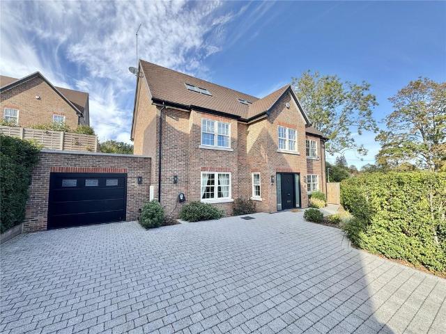 Aldenham Avenue, Radlett. 5 bed detached house to rent £11,500 pcm £2,654 pw