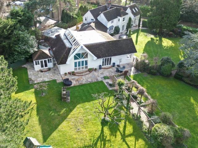Aldenham Road, Aldenham, WD6 3AJ, United Kingdom | 6 bed house for rent #124213602 | Rentberry
